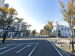 ①国分駅ロータリー前の道路を西へ進みます。