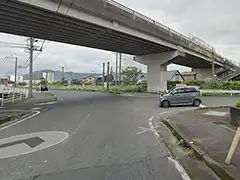 ③高架の道路と交差する通りを道なりに進みます。